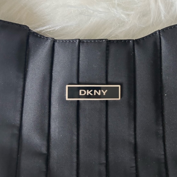 DKNY Black Pleated Shoulder Bag with Sleek Design - Picture 4 of 8